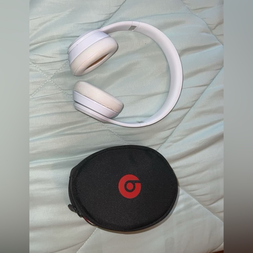 Beats Solo 3-wireless with original case and cord for non wireless use